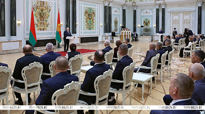 Президент Беларуси вручил награды заслуженным аграриям